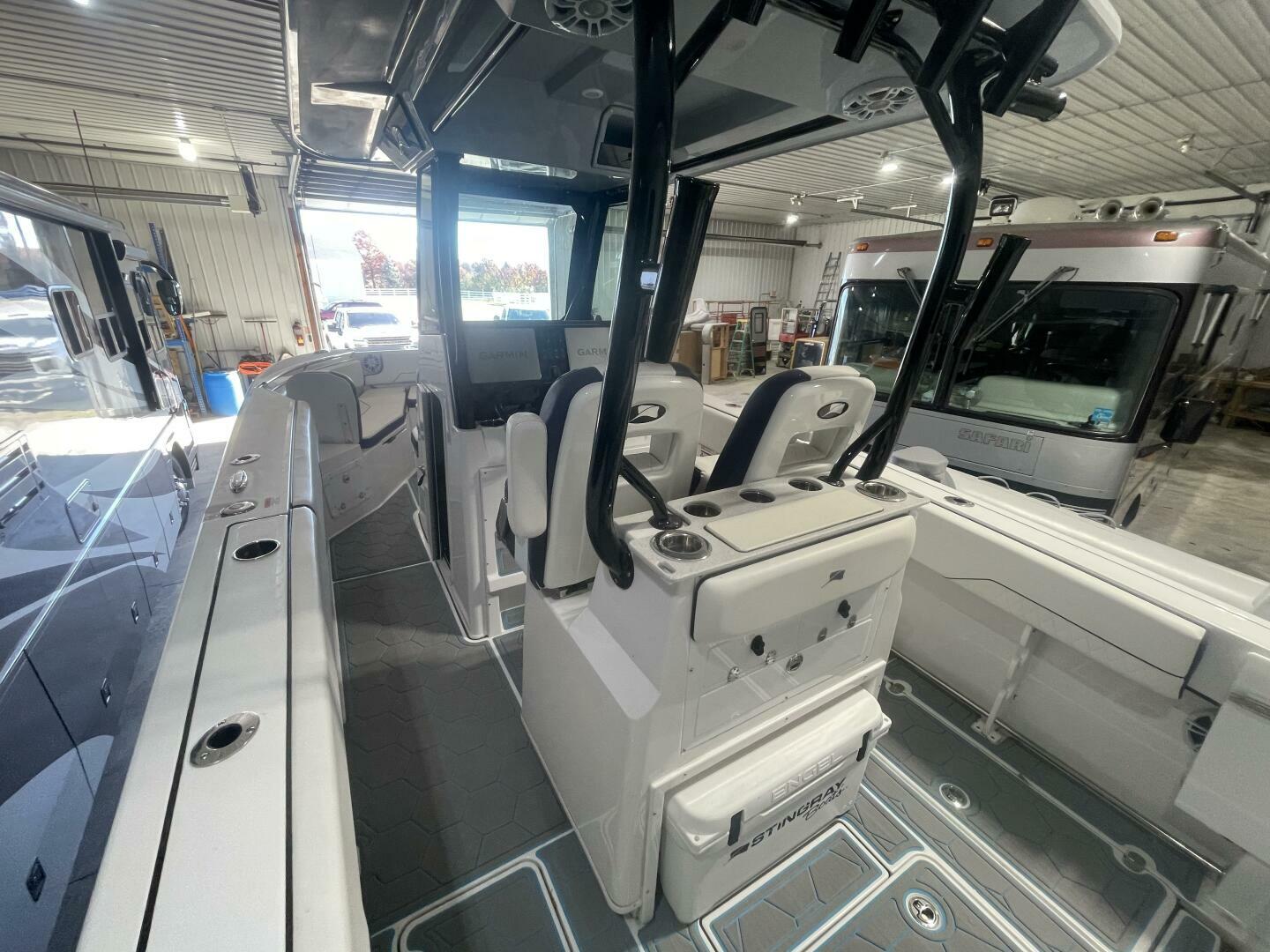 Center Console Cockpit Layout with Leaning Post and Helm Sea