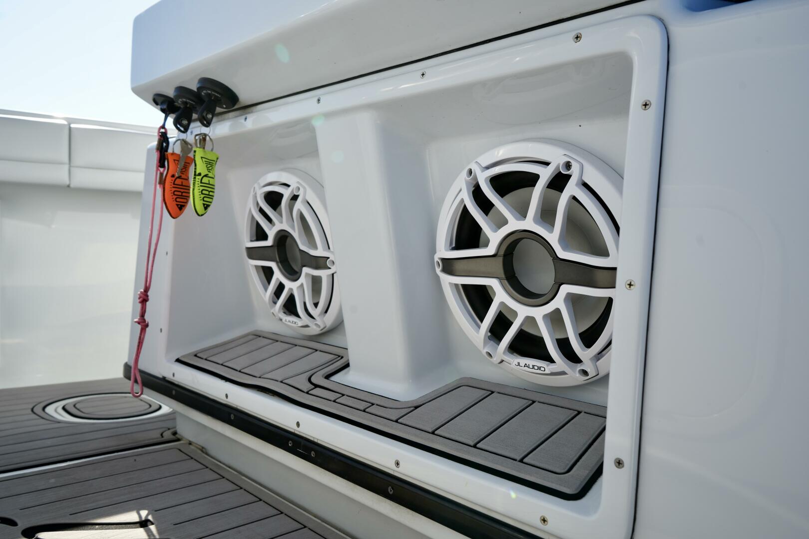 Yellowfin 32 Luhn 32- Center Console Speakers