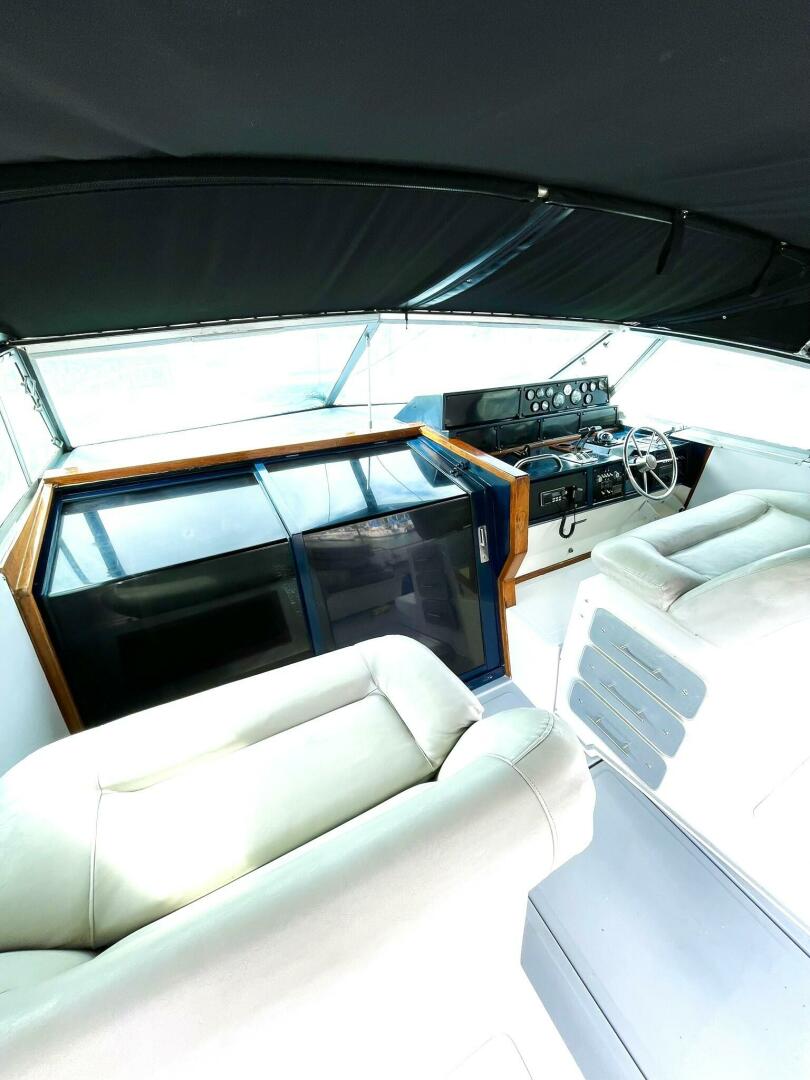 1989 Sea Ray 390 express cruiser