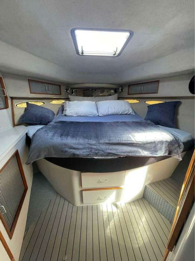 1989 Sea Ray 390 express cruiser