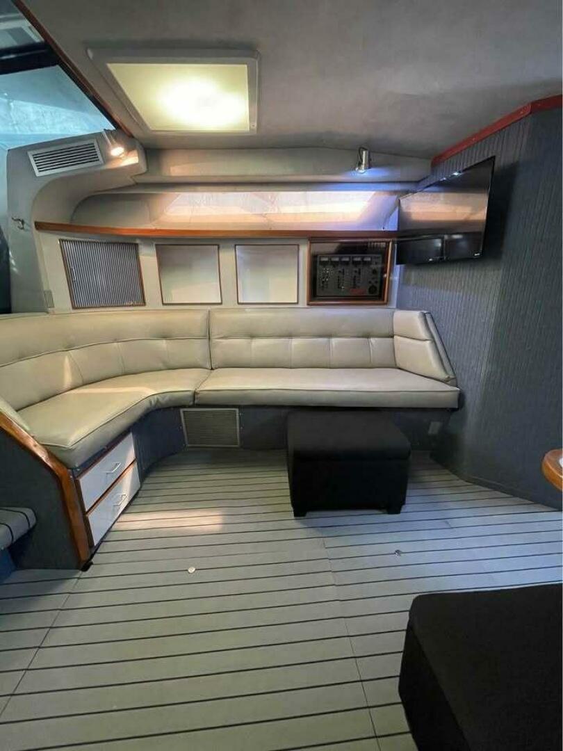 1989 Sea Ray 390 express cruiser
