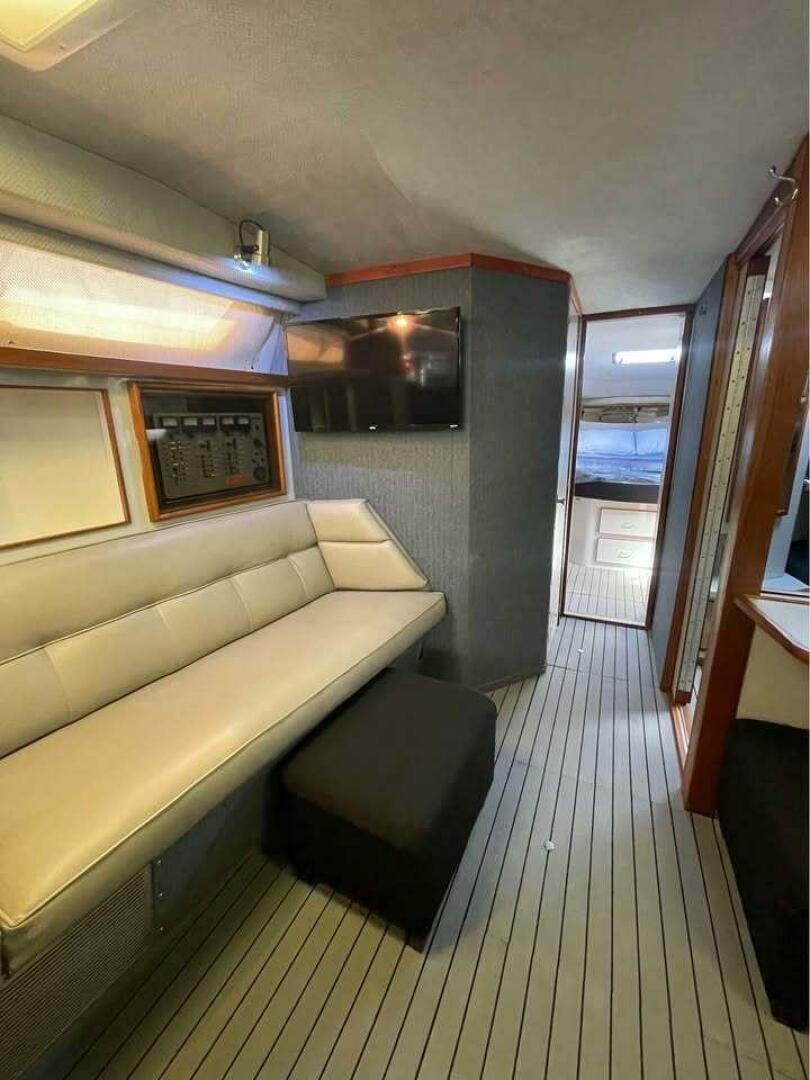 1989 Sea Ray 390 express cruiser