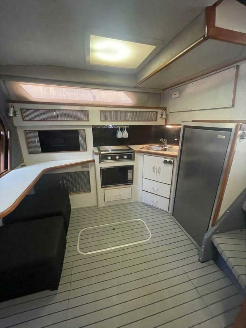 1989 Sea Ray 390 express cruiser