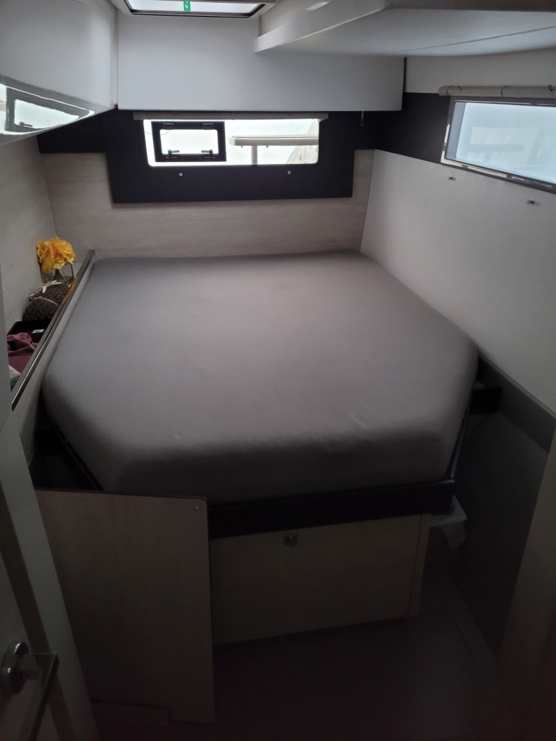 Isola 40ft Robertson  amp  Caine Yacht For Sale