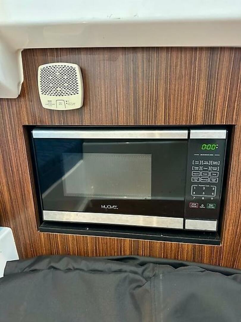 Breeezy 37ft Pursuit Yacht For Sale