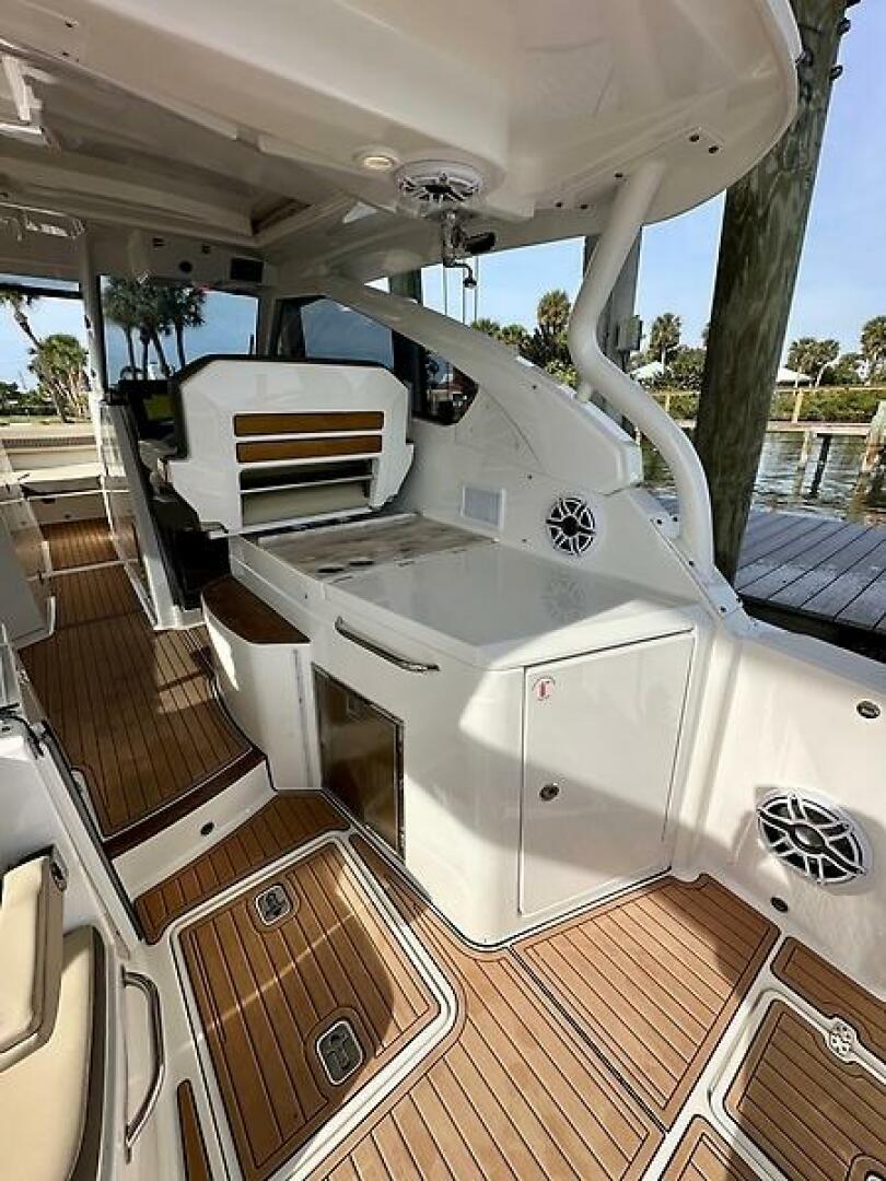 Breeezy 37ft Pursuit Yacht For Sale
