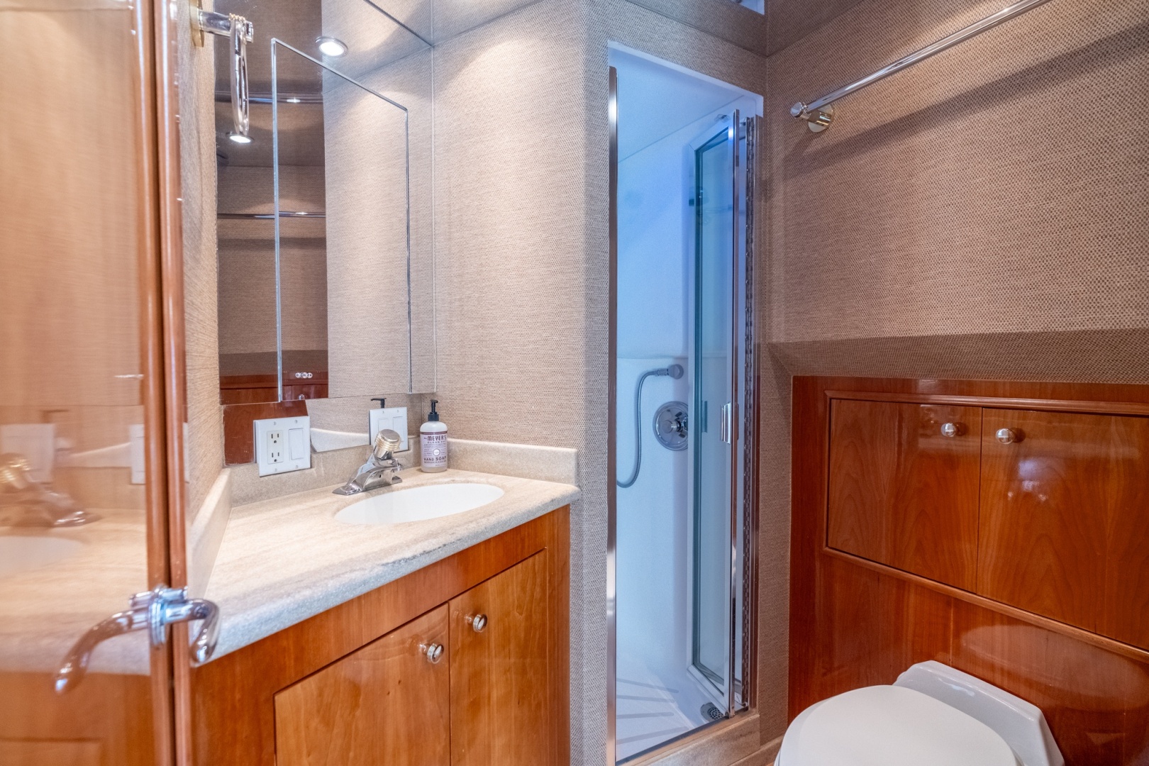 Hatteras 75 Sport Deck — Island Dancer - Photo 65