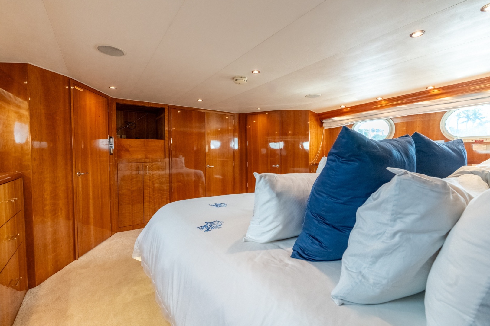 Hatteras 75 Sport Deck — Island Dancer - Photo 51
