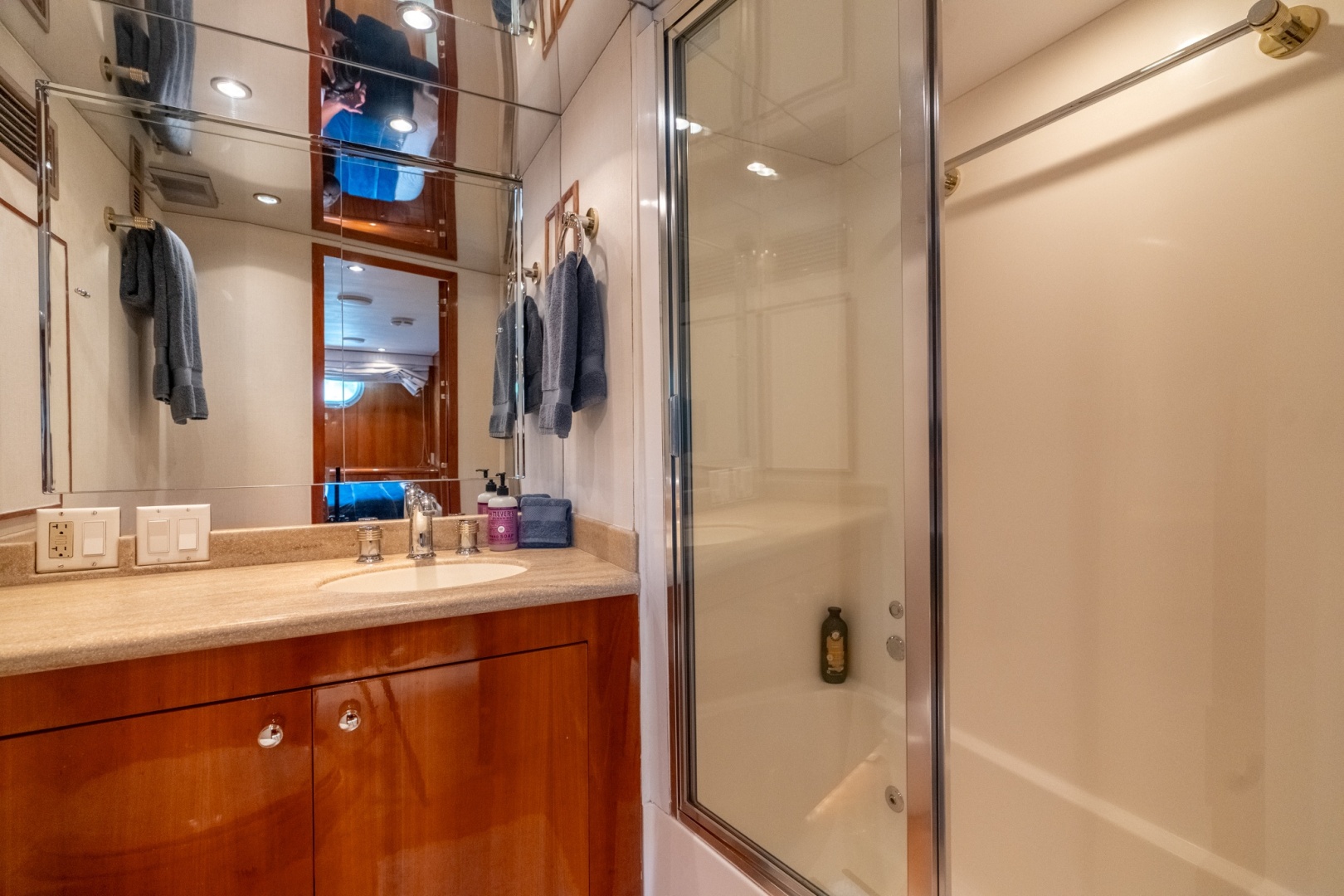 Hatteras 75 Sport Deck — Island Dancer - Photo 59