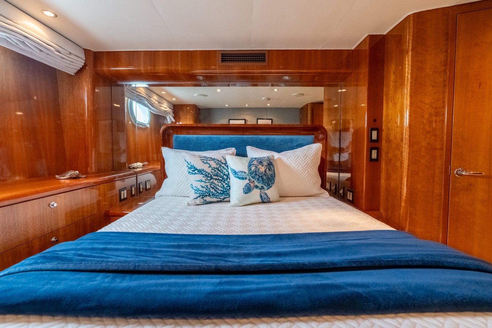 Hatteras 75 Sport Deck — Island Dancer - Photo 58