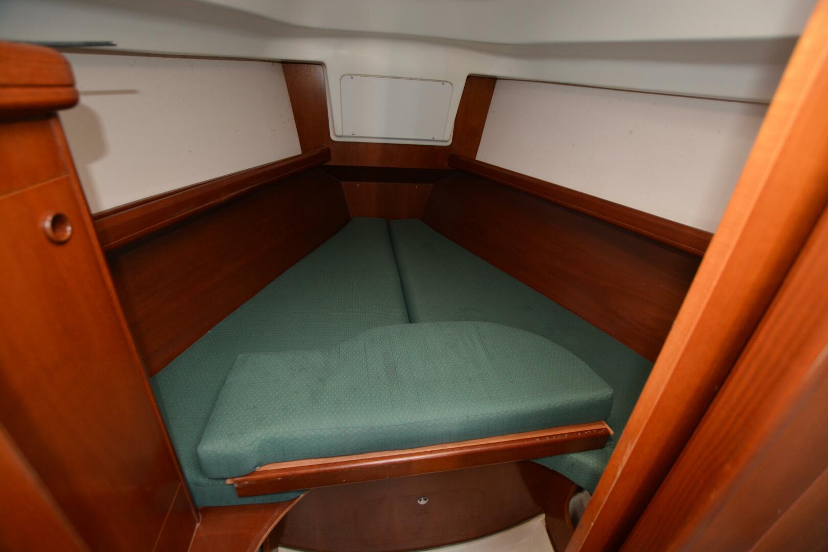 Heals Easily Too 33ft Beneteau Yacht For Sale