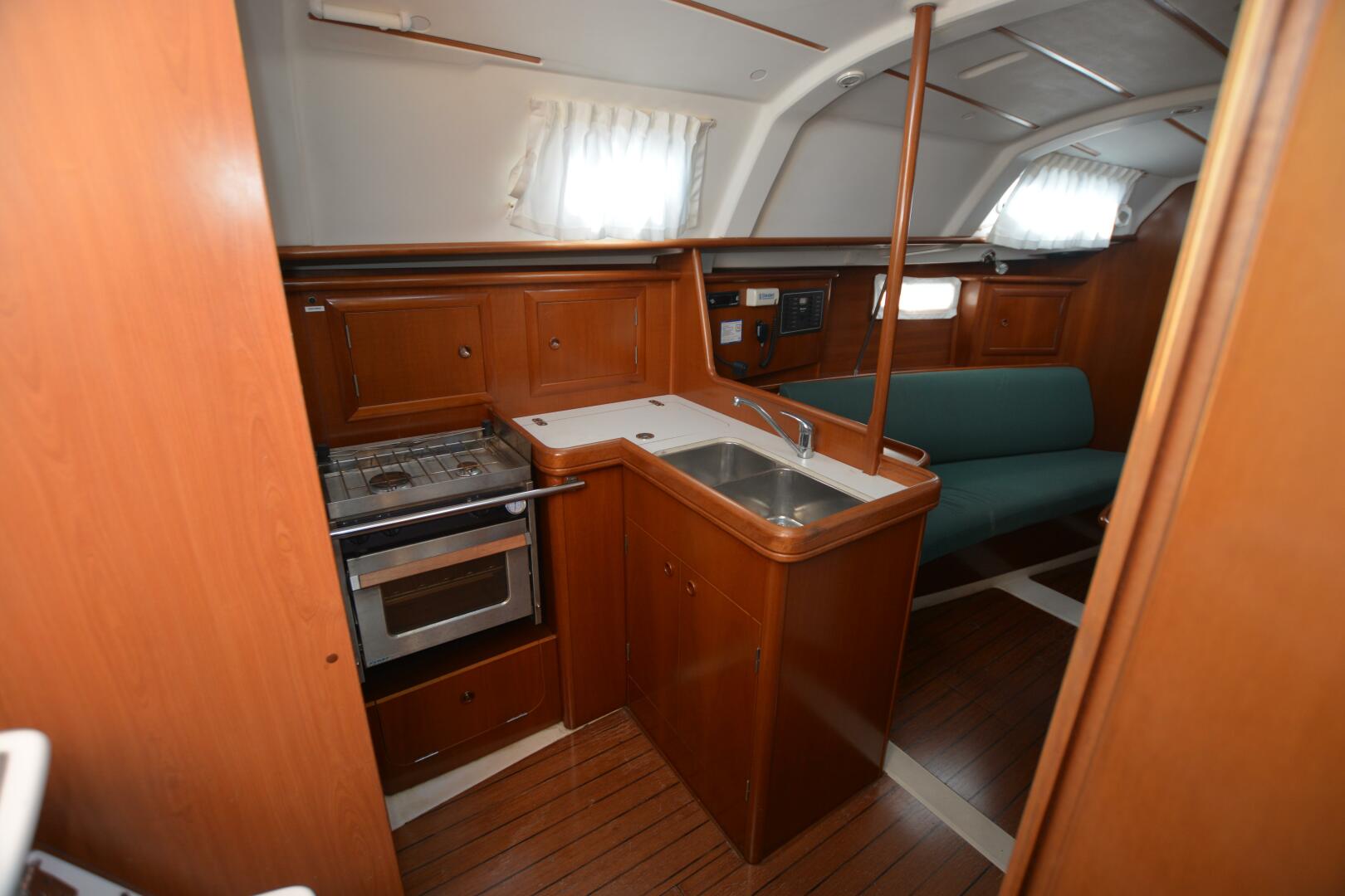 Heals Easily Too 33ft Beneteau Yacht For Sale