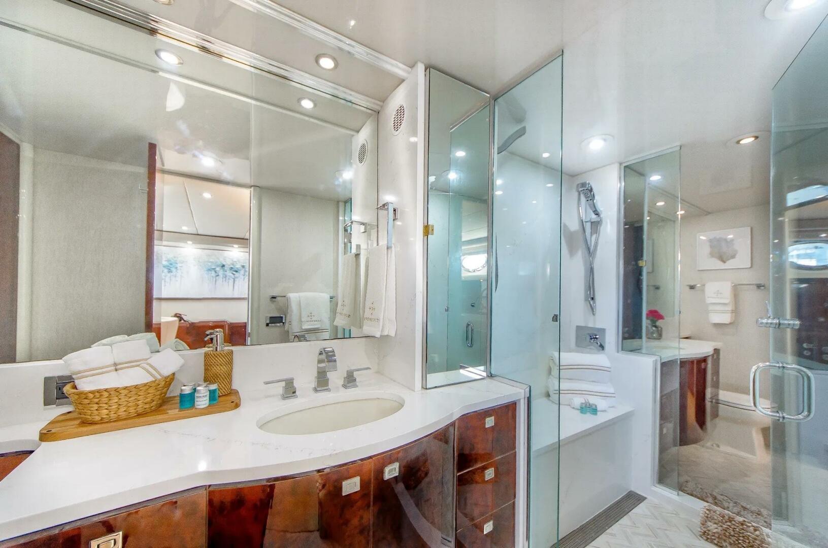 Serendipity 94ft Lazzara Yachts Yacht For Sale Serendipity 94ft Lazzara Yachts Yacht For Sale