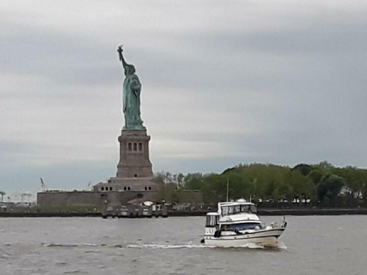 MAKIN MEMORIES 41ft President Yacht For Sale