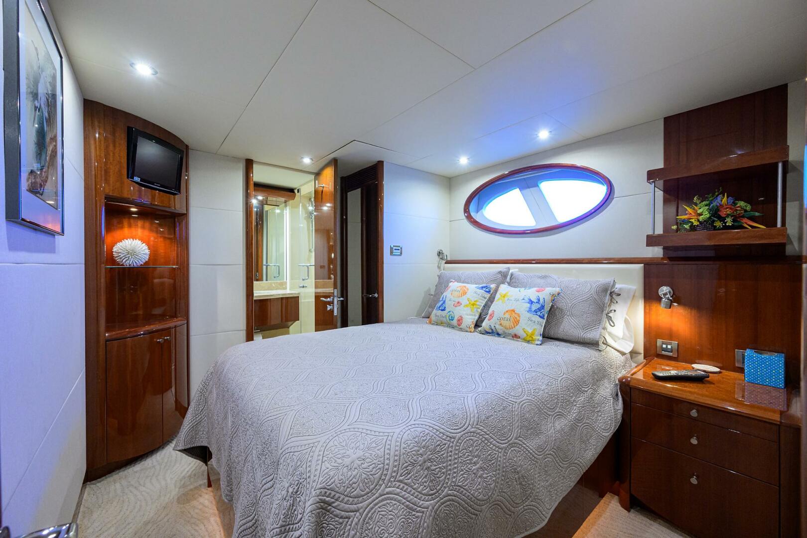 Lazzara 80 WILLYN - Starboard Guest Stateroom