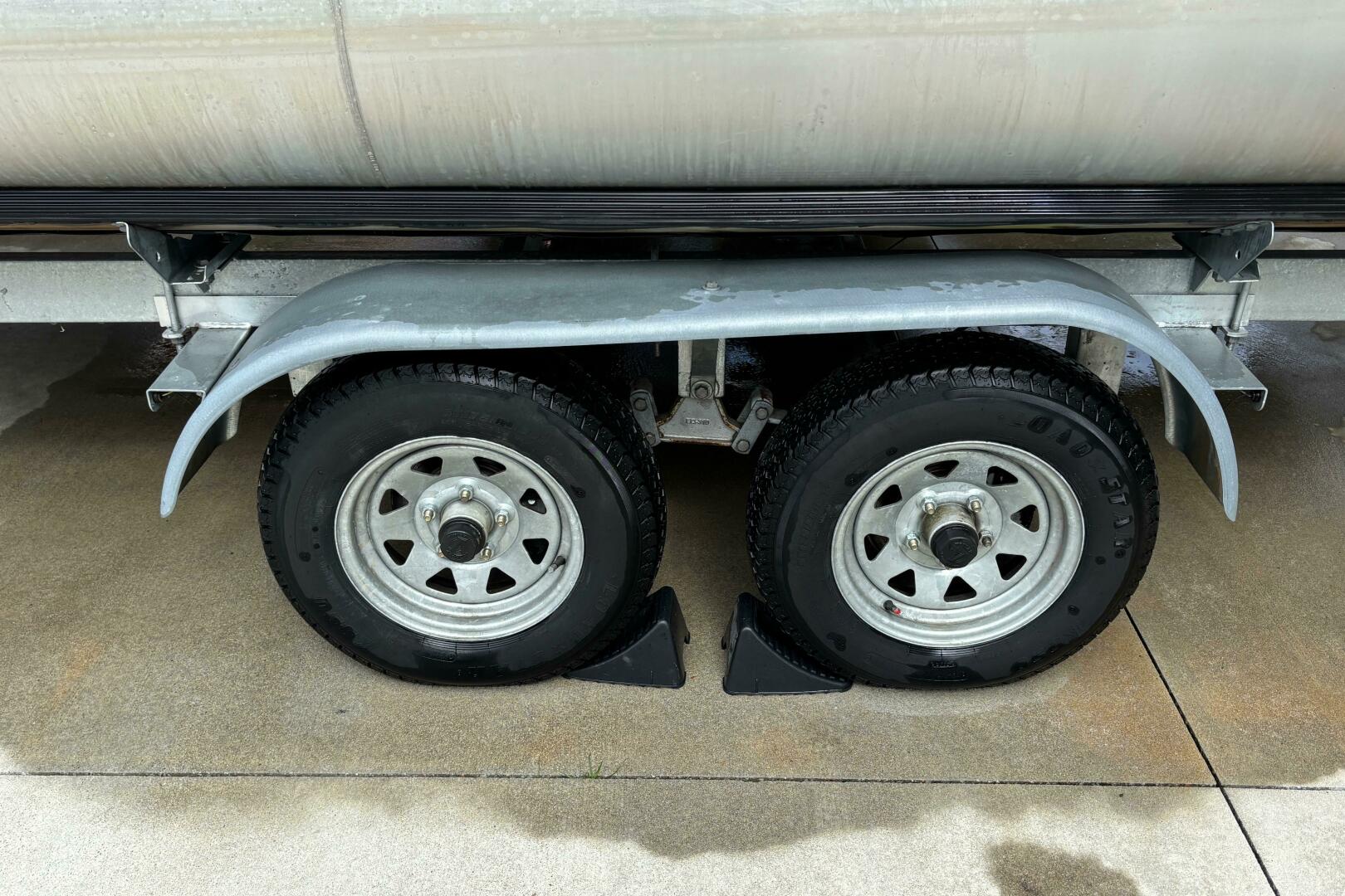 TRI TOON WITH LIFTING STRAKES 24ft Coach Pontoons Yacht For Sale