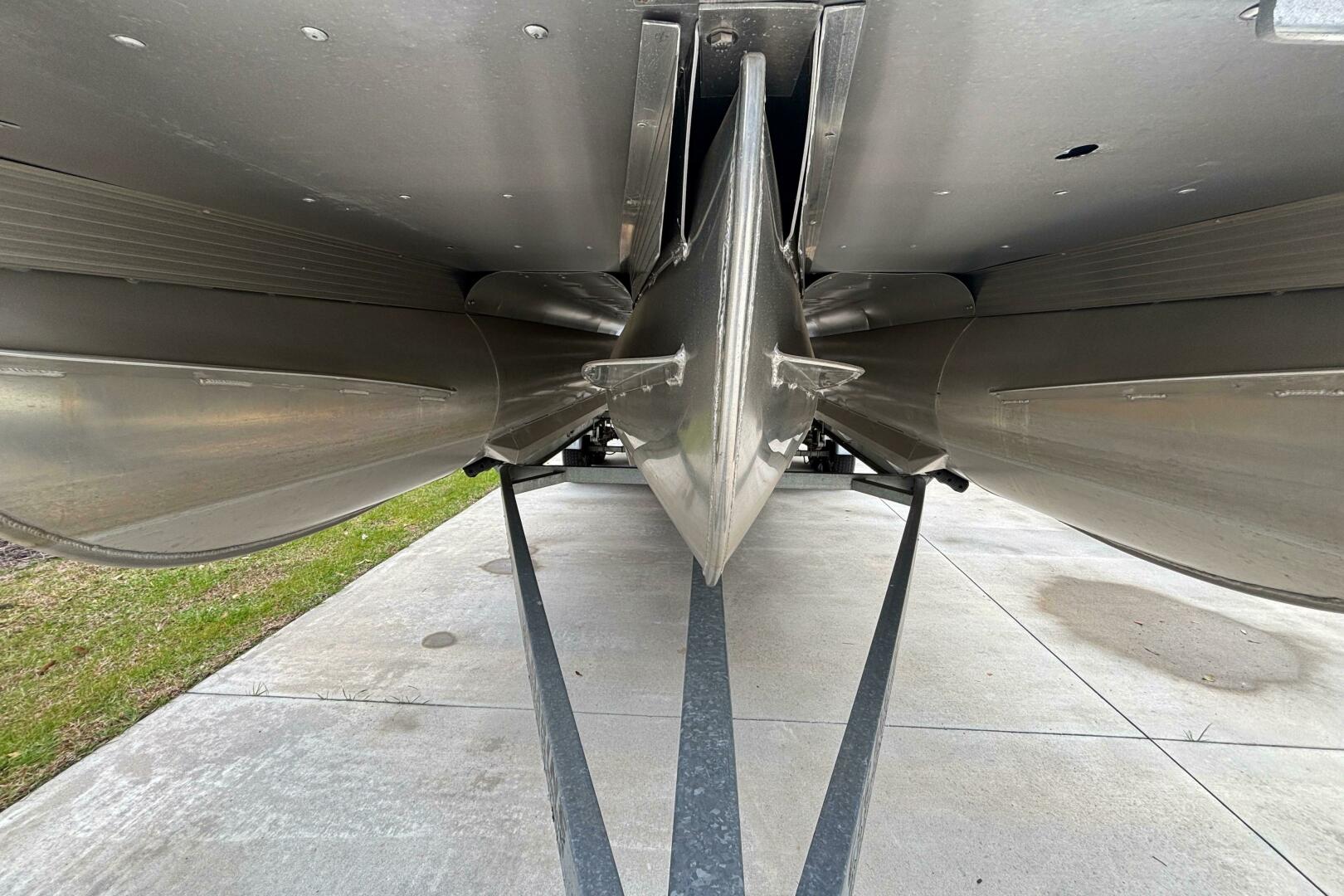 TRI TOON WITH LIFTING STRAKES 24ft Coach Pontoons Yacht For Sale