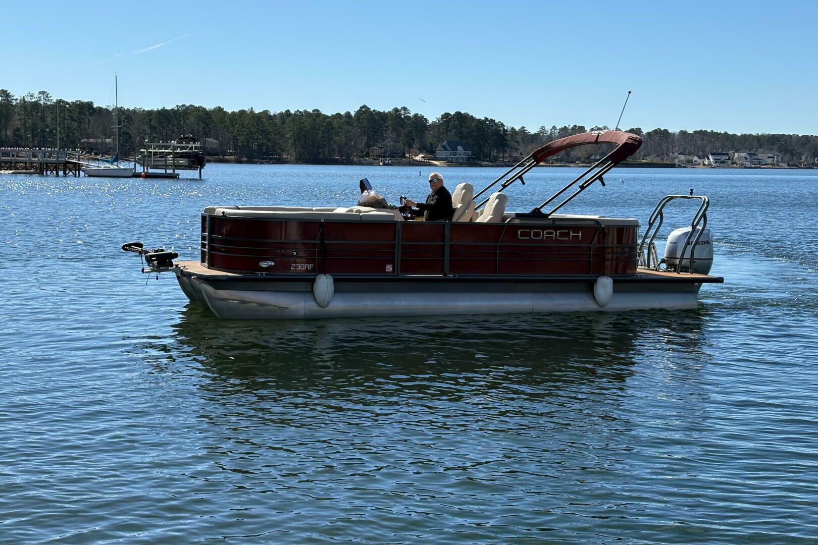 TRI TOON WITH LIFTING STRAKES 24ft Coach Pontoons Yacht For Sale