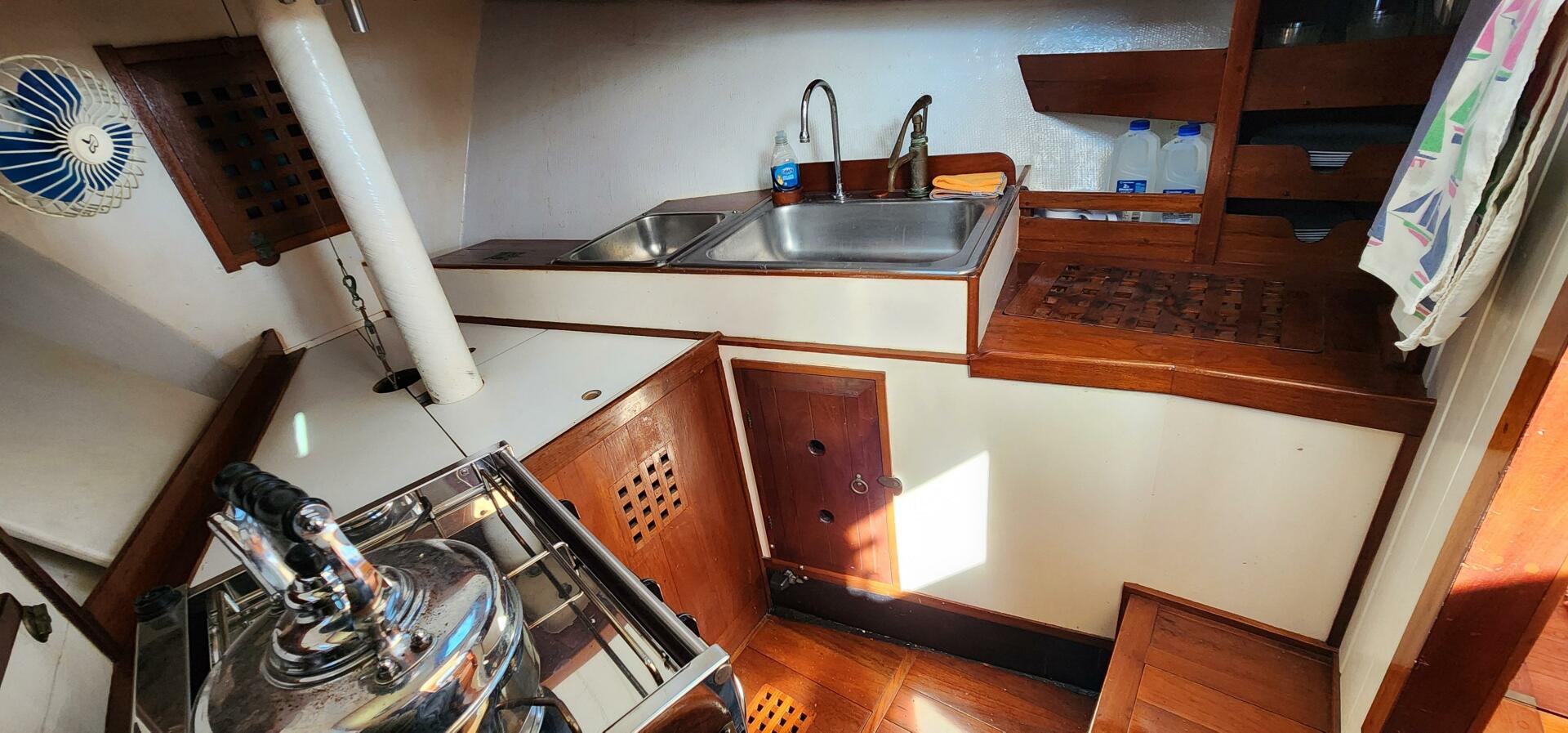 Hesper 32ft Tillotson Pearson Yacht For Sale