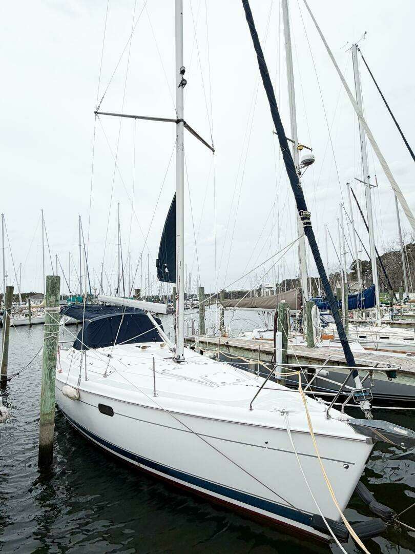 CAROLINA MOON 38ft Hunter Yacht For Sale