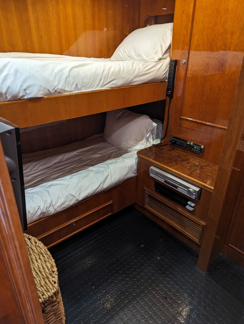 RAYS 82ft Horizon Yacht For Sale