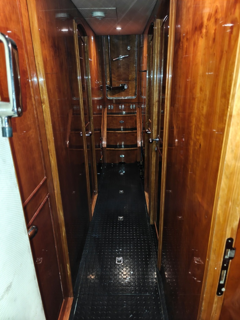 RAYS 82ft Horizon Yacht For Sale