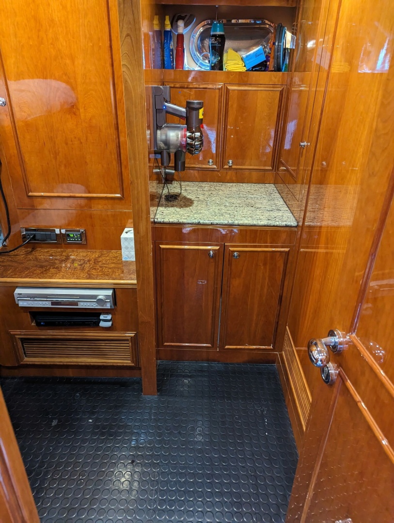RAYS 82ft Horizon Yacht For Sale