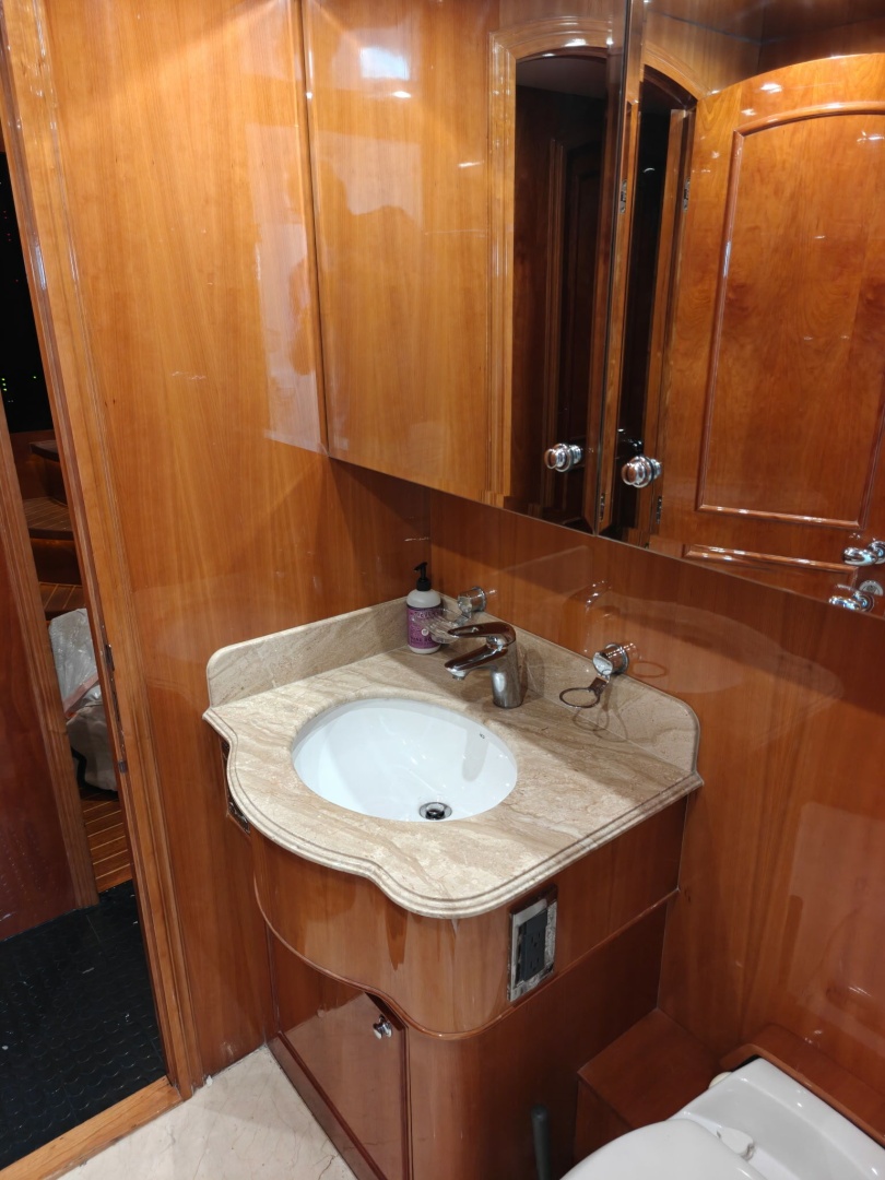 RAYS 82ft Horizon Yacht For Sale