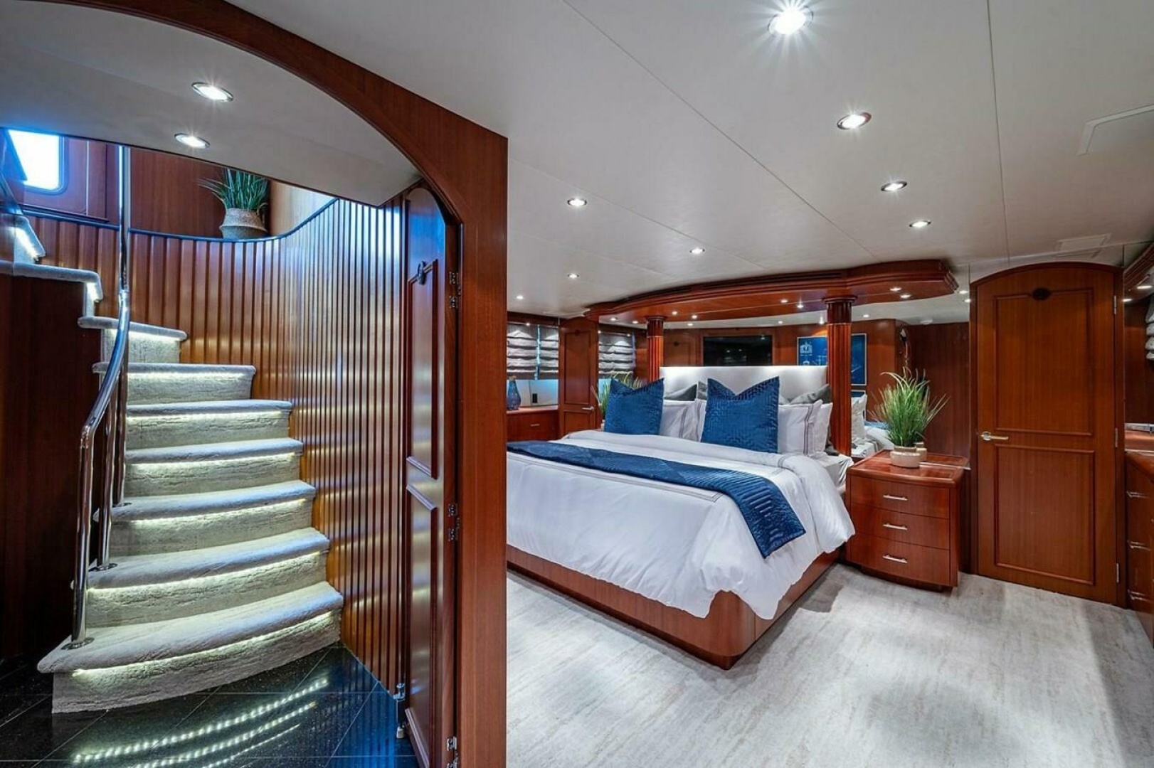 MAGNUM RIDE 100ft Hatteras Yacht For Sale MAGNUM RIDE 100ft Hatteras Yacht For Sale