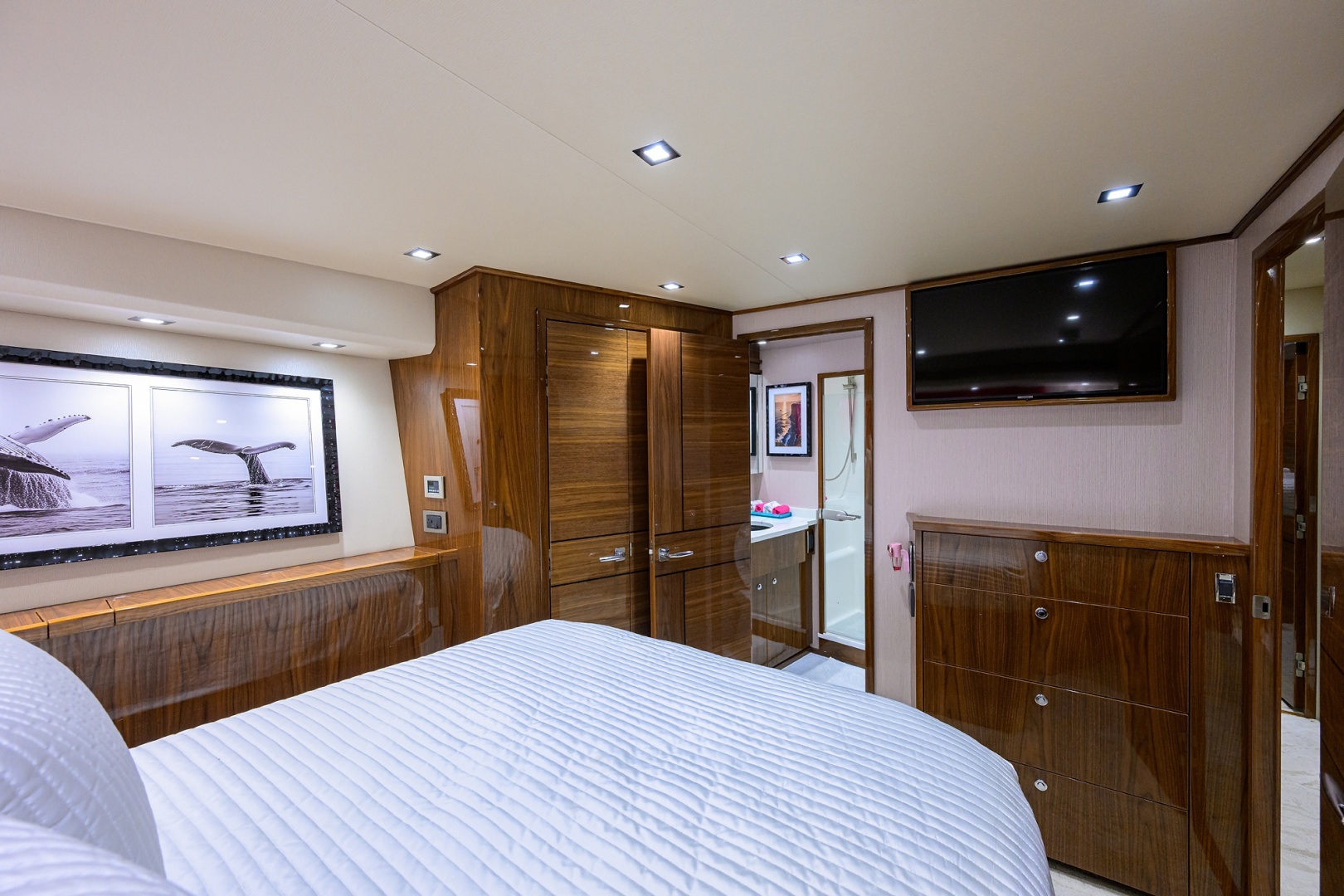 Viking 80 MERCEDES - Port Guest Stateroom