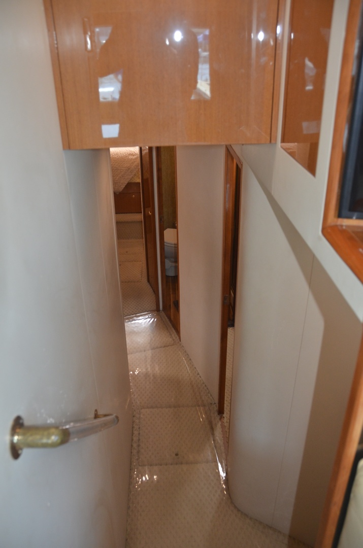 Viking 52 LET IT RAIN - Companionway