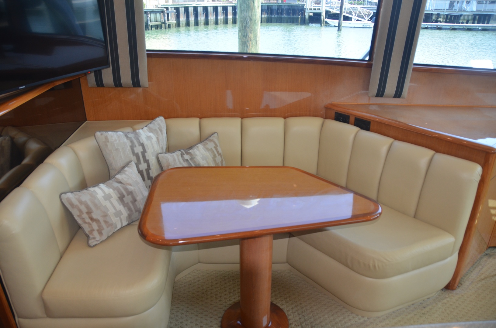 Viking 52 LET IT RAIN - Dinette