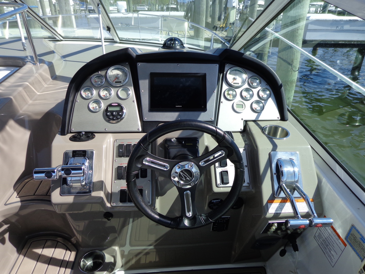 2008 Cruisers Yachts 330/350 Express
