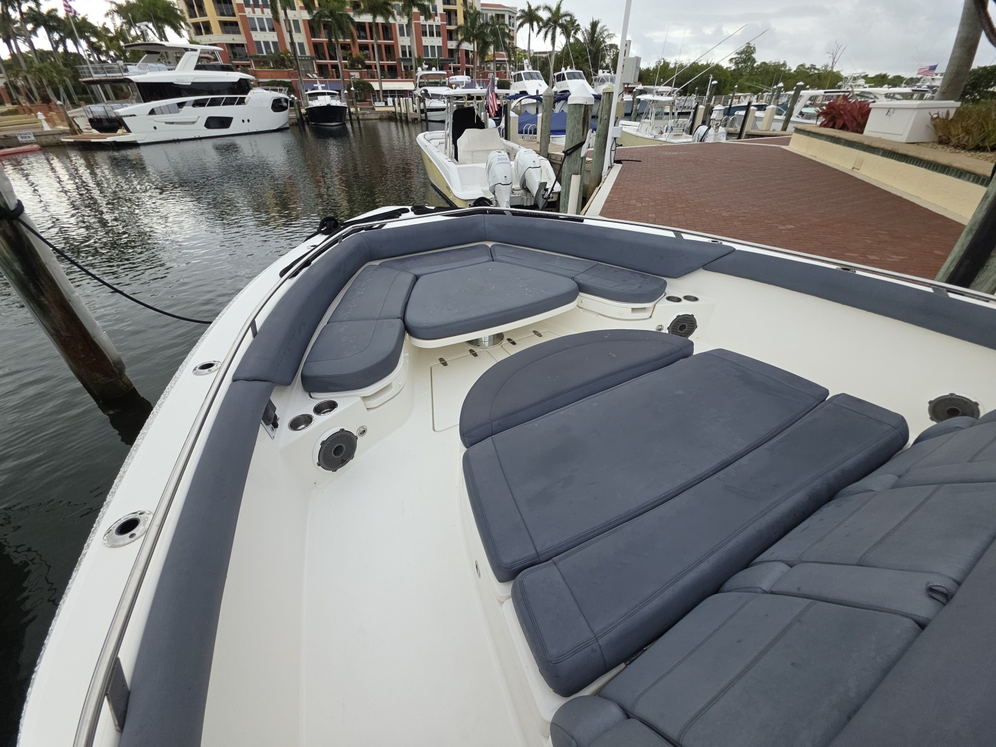 2021 Boston Whaler 420 Outrage BFT-Profile