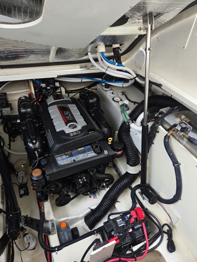 Sea Ray 350 Sundancer Coupe - Photo 32