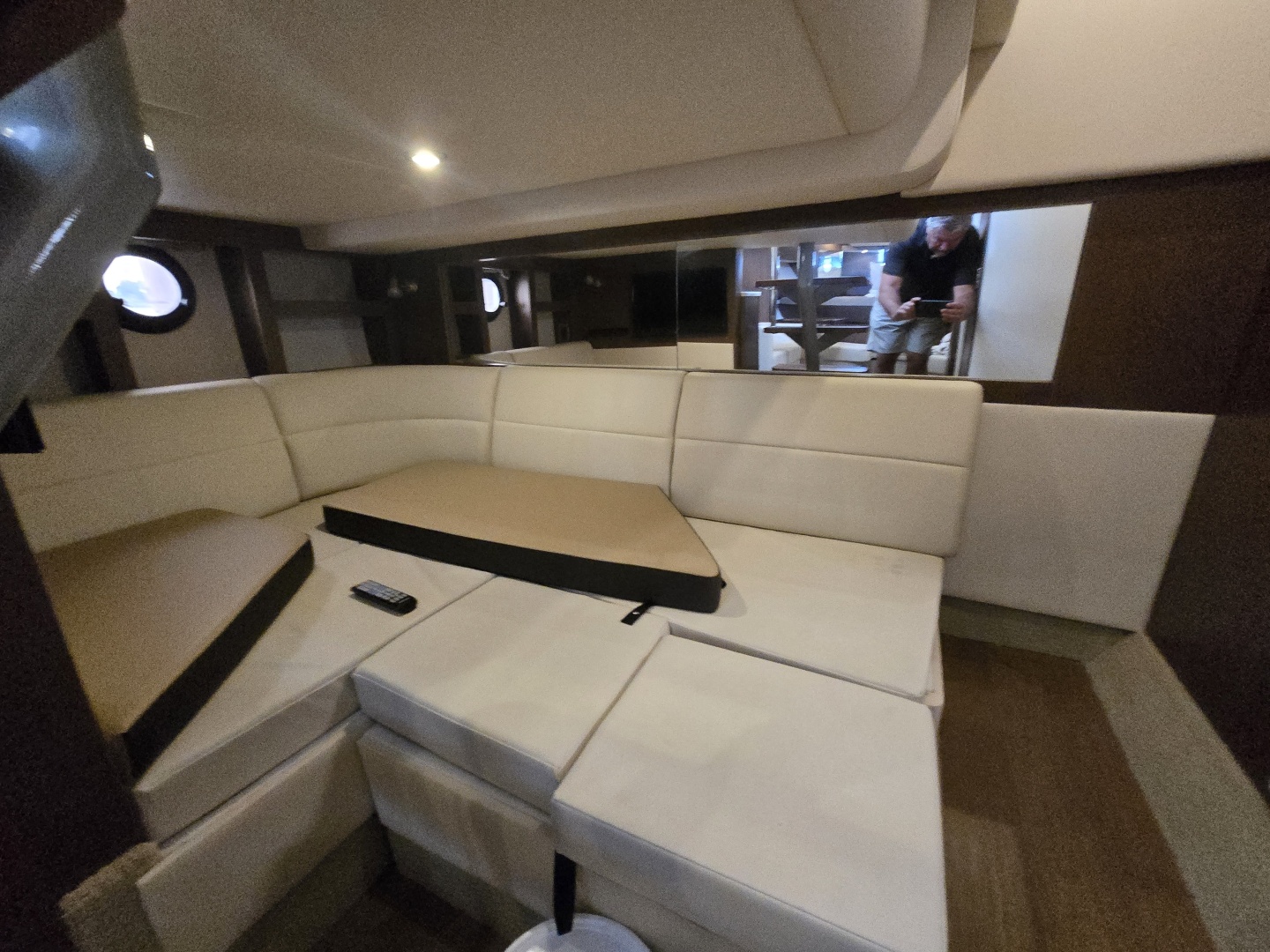 Sea Ray 350 Sundancer Coupe - Photo 11