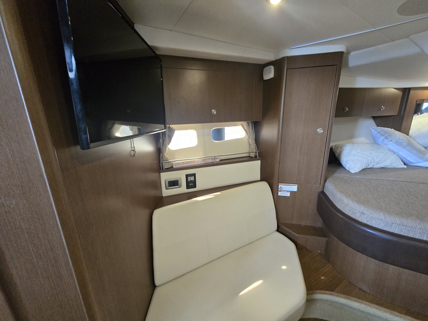 Sea Ray 350 Sundancer Coupe - Photo 9