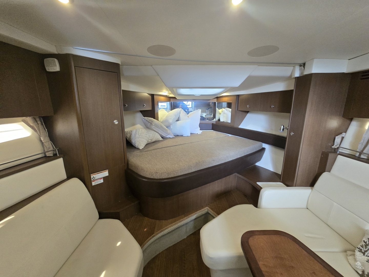 Sea Ray 350 Sundancer Coupe - Photo 18