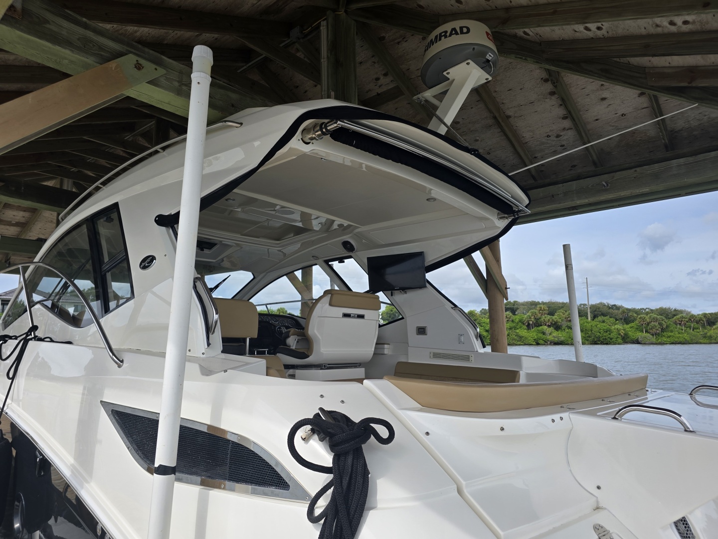 Sea Ray 350 Sundancer Coupe - Photo 8