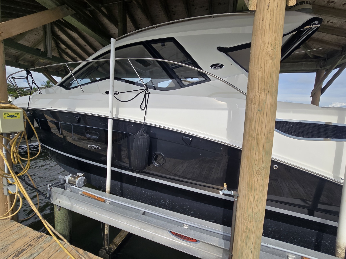 Sea Ray 350 Sundancer Coupe - Photo 6