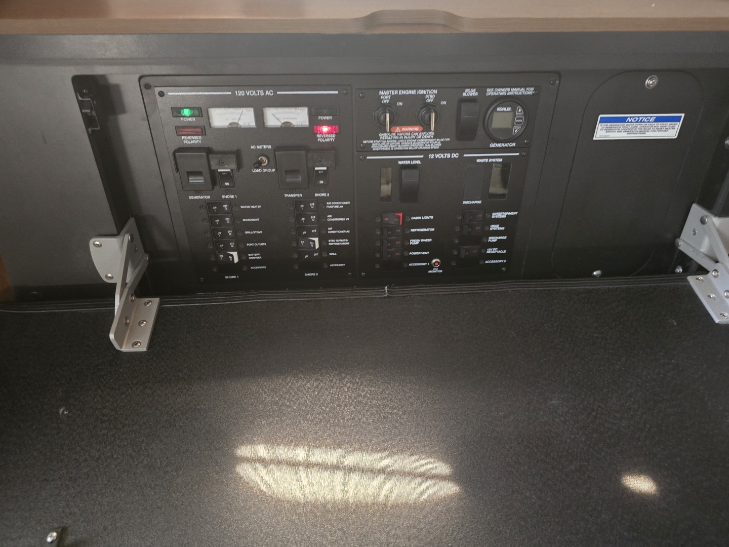Sea Ray 350 Sundancer Coupe - Photo 17