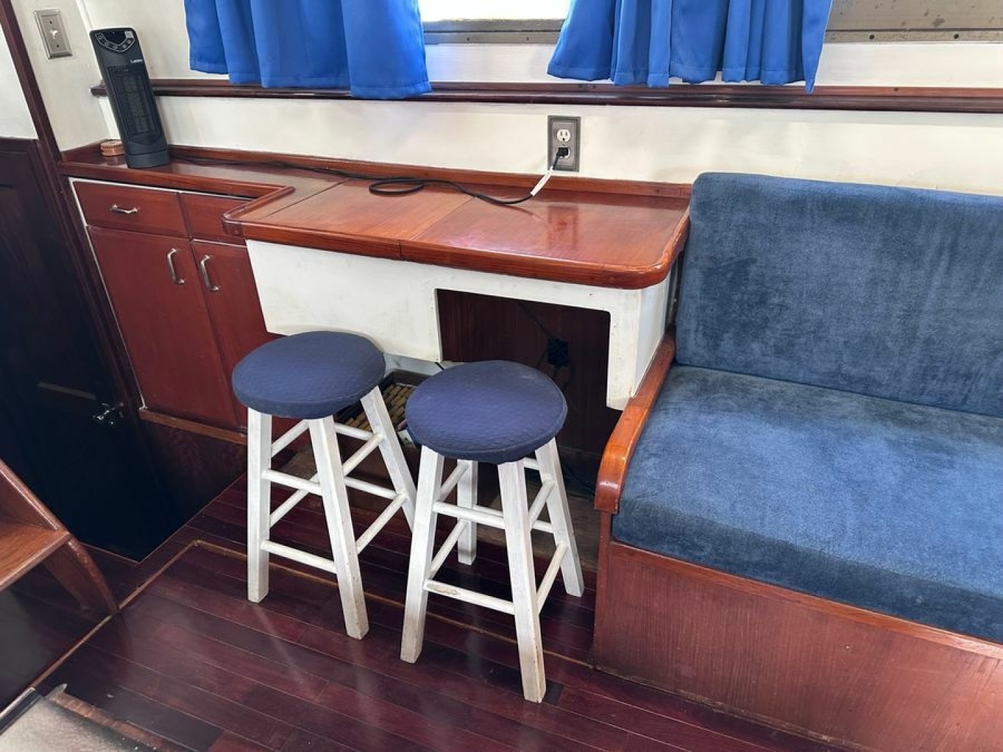 WALKING ON WATER 43ft Hatteras Yacht For Sale