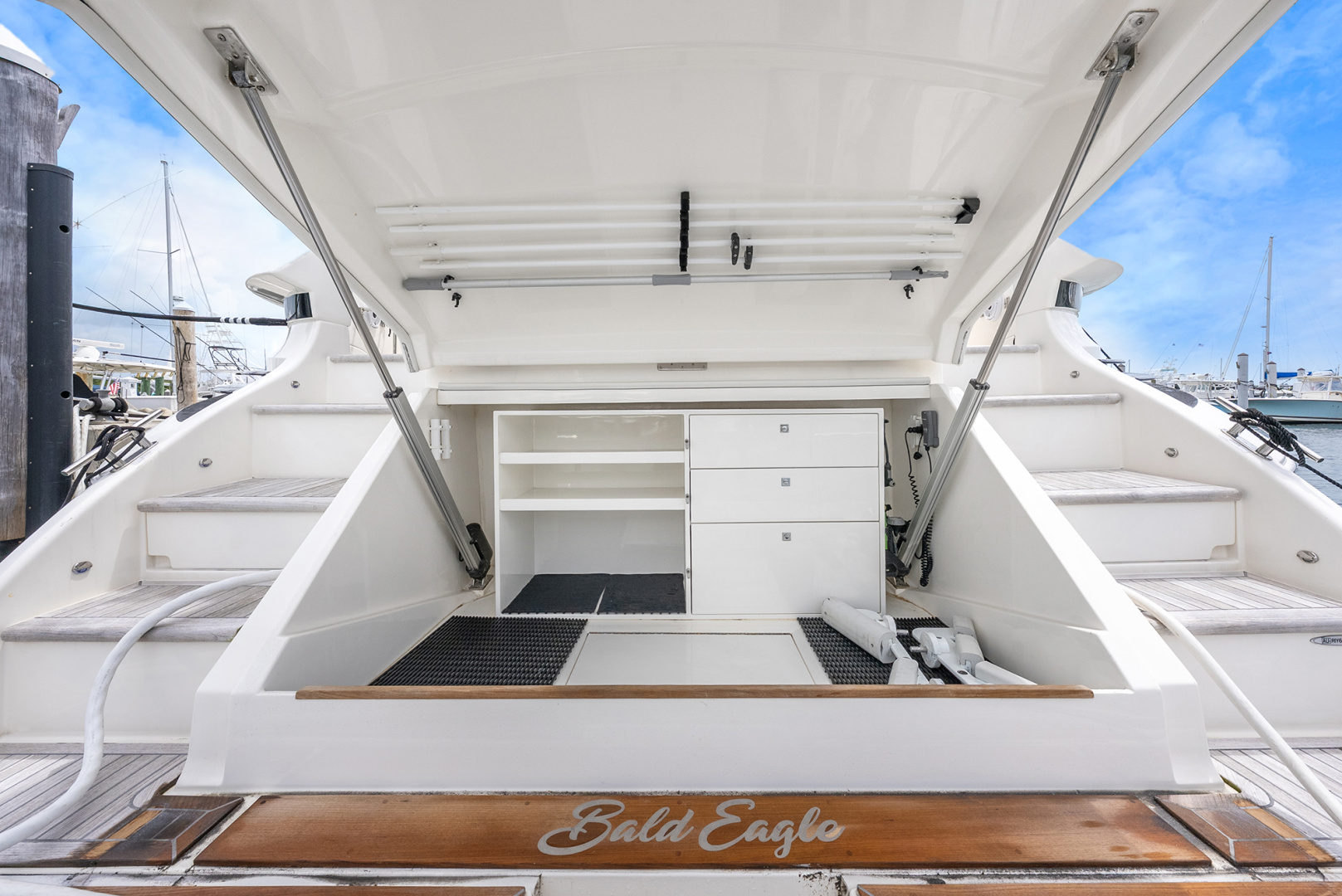 2024 Riviera 6000 SPORT YACHT