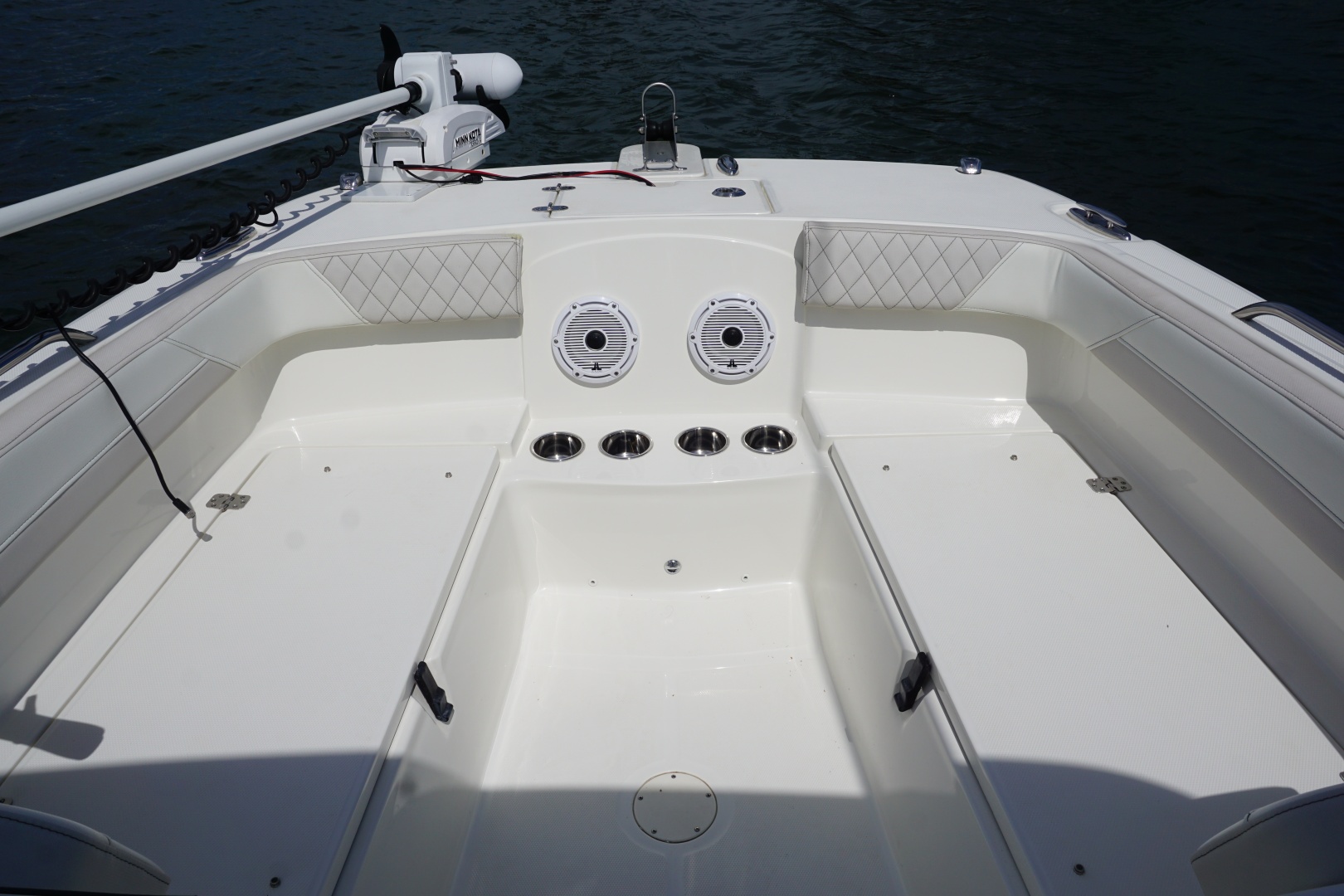 2024 23 World Cat 230 DC Transom Seating (7)