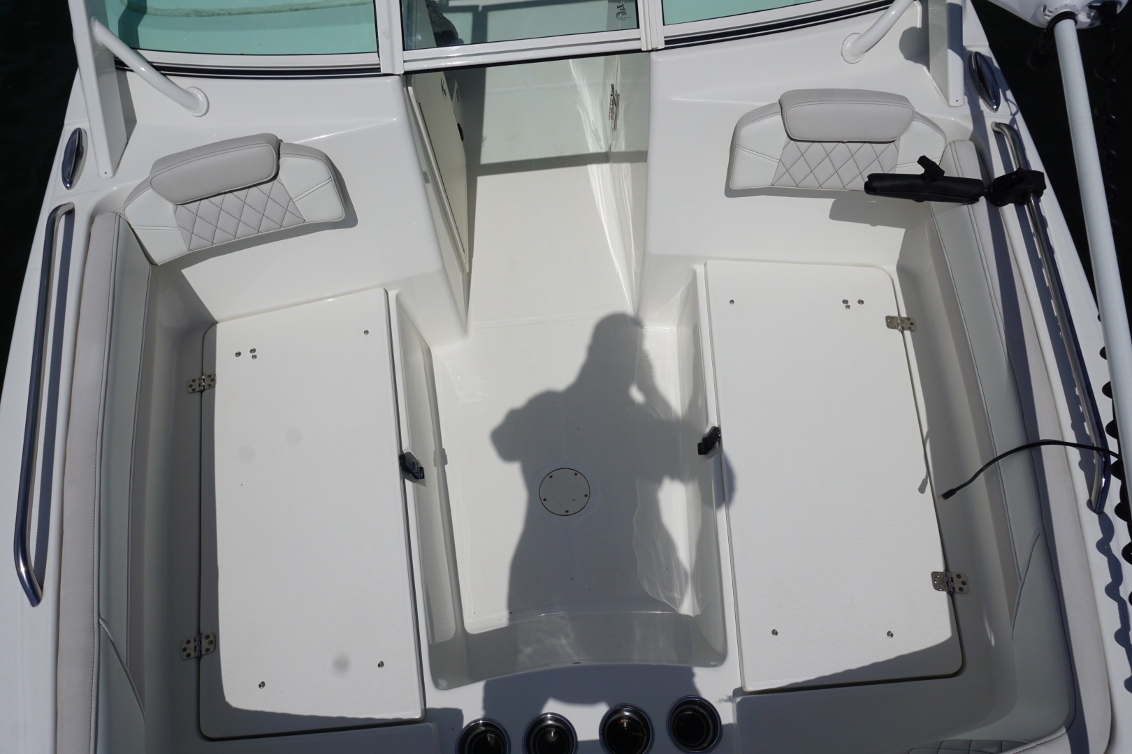 2024 23 World Cat 230 DC Transom Seating (5)
