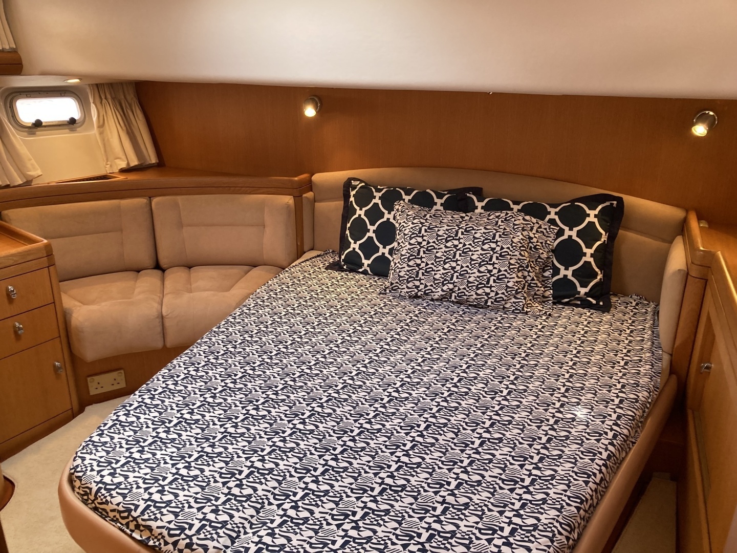 Oyster 56 Deck Saloon Yacht For Sale