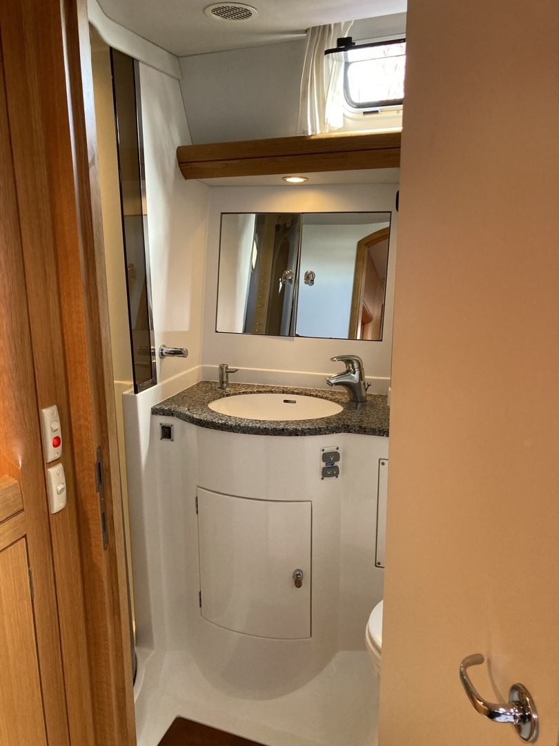 Oyster 56 Deck Saloon Yacht For Sale