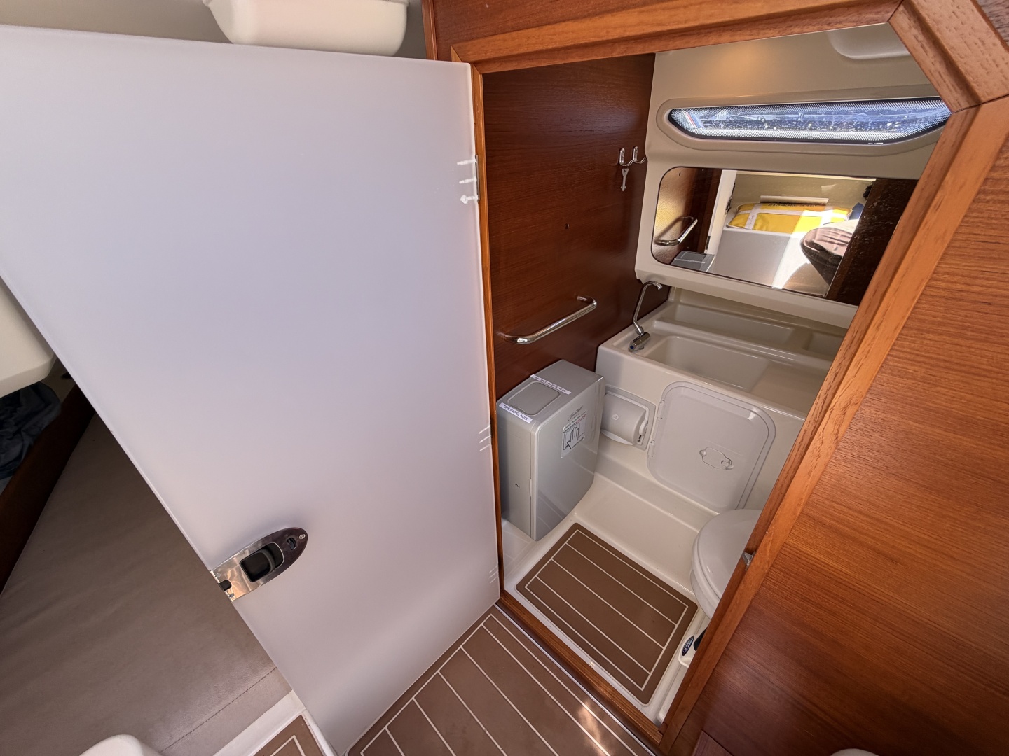 Nimbus 26 - Cabin Head