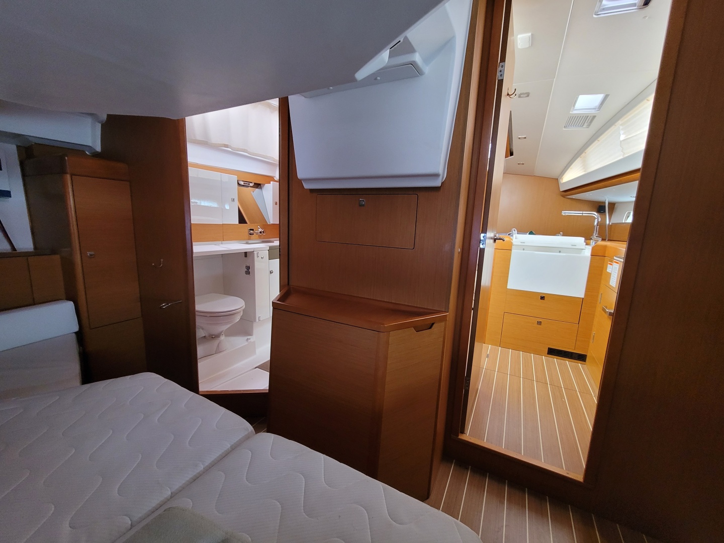 Lifeline 44ft Jeanneau Yacht For Sale