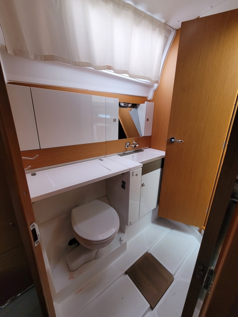 Lifeline 44ft Jeanneau Yacht For Sale